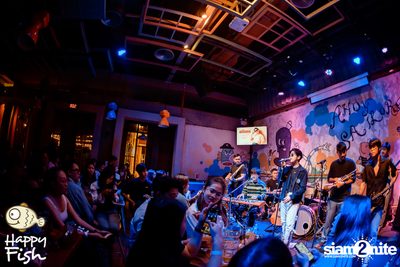 ภาพบรรยากาศคอนเสิร์ต Atom ที่ร้าน Happy Fish Asiatique — photo 140