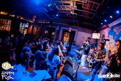 ภาพบรรยากาศคอนเสิร์ต Atom ที่ร้าน Happy Fish Asiatique — photo 142