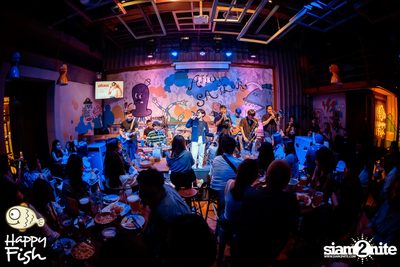 ภาพบรรยากาศคอนเสิร์ต Atom ที่ร้าน Happy Fish Asiatique — photo 146