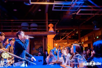 ภาพบรรยากาศคอนเสิร์ต Atom ที่ร้าน Happy Fish Asiatique — photo 147