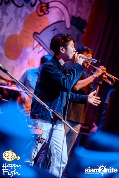 ภาพบรรยากาศคอนเสิร์ต Atom ที่ร้าน Happy Fish Asiatique — photo 154