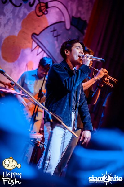ภาพบรรยากาศคอนเสิร์ต Atom ที่ร้าน Happy Fish Asiatique — photo 155