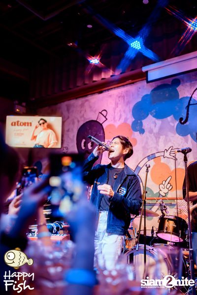 ภาพบรรยากาศคอนเสิร์ต Atom ที่ร้าน Happy Fish Asiatique — photo 163