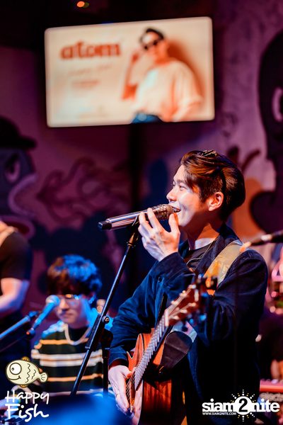 ภาพบรรยากาศคอนเสิร์ต Atom ที่ร้าน Happy Fish Asiatique — photo 167