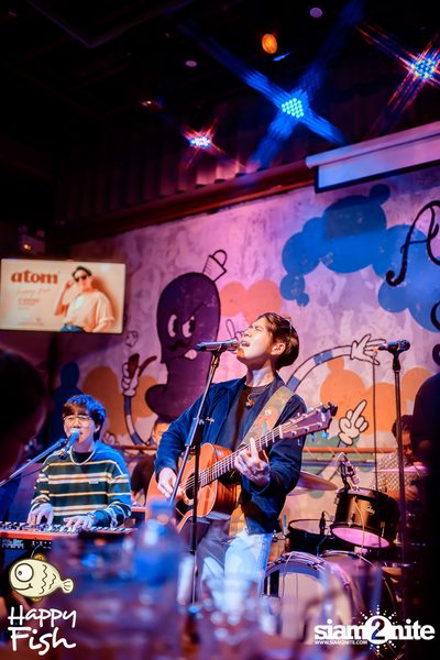ภาพบรรยากาศคอนเสิร์ต Atom ที่ร้าน Happy Fish Asiatique — photo 171