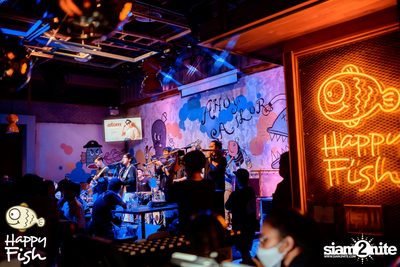 ภาพบรรยากาศคอนเสิร์ต Atom ที่ร้าน Happy Fish Asiatique — photo 175