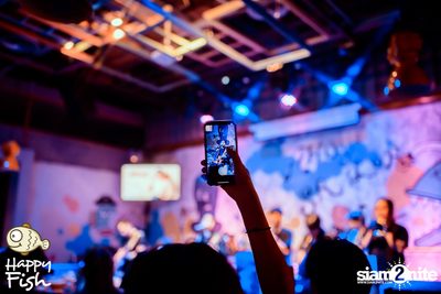 ภาพบรรยากาศคอนเสิร์ต Atom ที่ร้าน Happy Fish Asiatique — photo 177