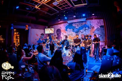 ภาพบรรยากาศคอนเสิร์ต Atom ที่ร้าน Happy Fish Asiatique — photo 183