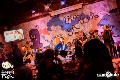 ภาพบรรยากาศคอนเสิร์ต Atom ที่ร้าน Happy Fish Asiatique — photo 206