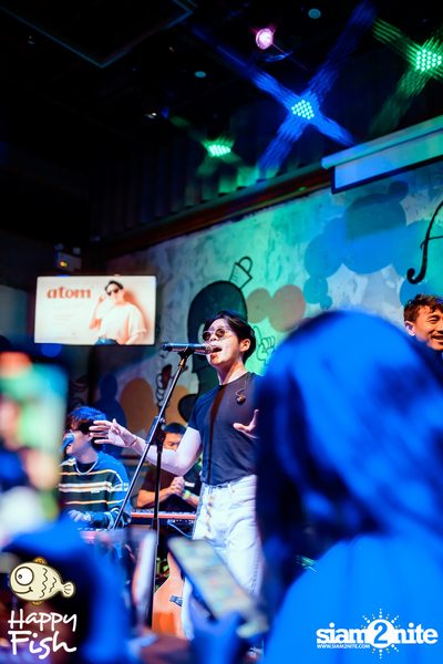 ภาพบรรยากาศคอนเสิร์ต Atom ที่ร้าน Happy Fish Asiatique — photo 212