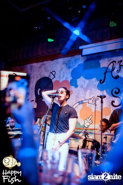ภาพบรรยากาศคอนเสิร์ต Atom ที่ร้าน Happy Fish Asiatique — photo 214