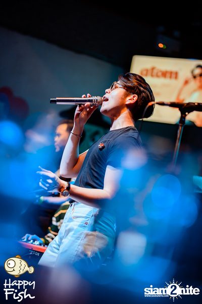 ภาพบรรยากาศคอนเสิร์ต Atom ที่ร้าน Happy Fish Asiatique — photo 219