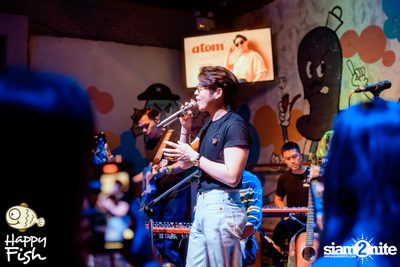 ภาพบรรยากาศคอนเสิร์ต Atom ที่ร้าน Happy Fish Asiatique — photo 222