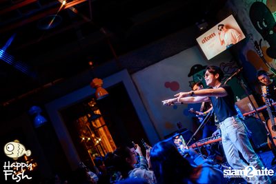 ภาพบรรยากาศคอนเสิร์ต Atom ที่ร้าน Happy Fish Asiatique — photo 223