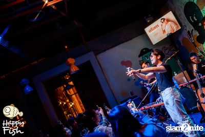ภาพบรรยากาศคอนเสิร์ต Atom ที่ร้าน Happy Fish Asiatique — photo 224