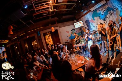 ภาพบรรยากาศคอนเสิร์ต Atom ที่ร้าน Happy Fish Asiatique — photo 227