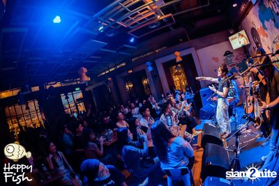 ภาพบรรยากาศคอนเสิร์ต Atom ที่ร้าน Happy Fish Asiatique — photo 228