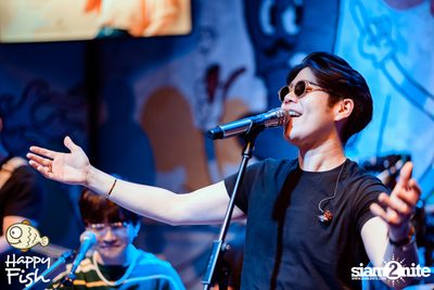 ภาพบรรยากาศคอนเสิร์ต Atom ที่ร้าน Happy Fish Asiatique — photo 230