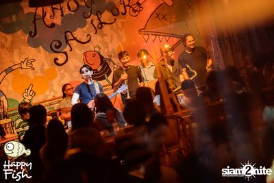 ภาพบรรยากาศคอนเสิร์ต Atom ที่ร้าน Happy Fish Asiatique — photo 232