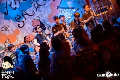ภาพบรรยากาศคอนเสิร์ต Atom ที่ร้าน Happy Fish Asiatique — photo 233