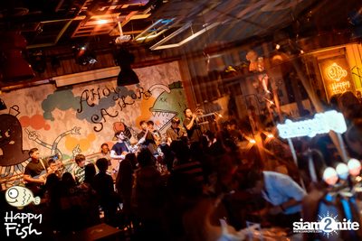 ภาพบรรยากาศคอนเสิร์ต Atom ที่ร้าน Happy Fish Asiatique — photo 234