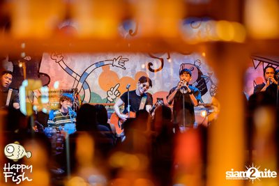 ภาพบรรยากาศคอนเสิร์ต Atom ที่ร้าน Happy Fish Asiatique — photo 236