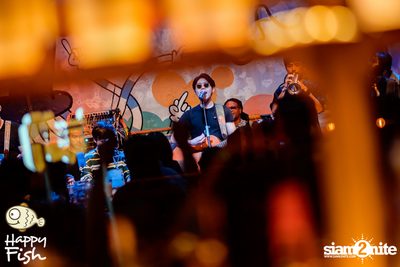 ภาพบรรยากาศคอนเสิร์ต Atom ที่ร้าน Happy Fish Asiatique — photo 237