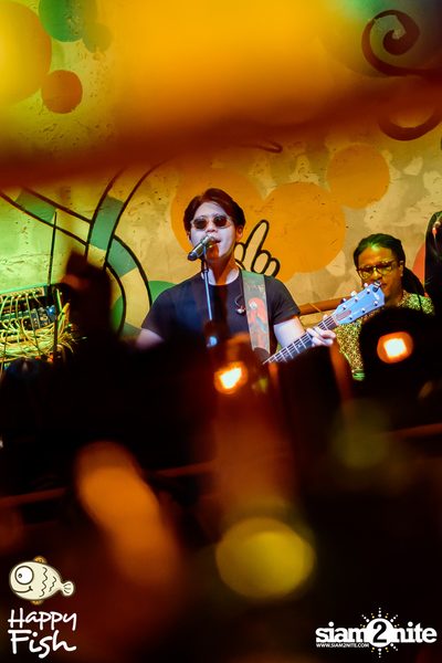 ภาพบรรยากาศคอนเสิร์ต Atom ที่ร้าน Happy Fish Asiatique — photo 239