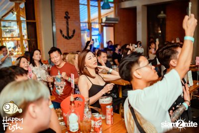 ภาพบรรยากาศคอนเสิร์ต Atom ที่ร้าน Happy Fish Asiatique — photo 248