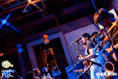 ภาพบรรยากาศคอนเสิร์ต Atom ที่ร้าน Happy Fish Asiatique — photo 252