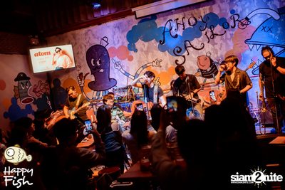 ภาพบรรยากาศคอนเสิร์ต Atom ที่ร้าน Happy Fish Asiatique — photo 255