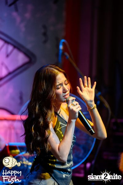 ภาพบรรยากาศคอนเสิร์ต Violette Wautier ที่ Happy Fish Asiatique — photo 59