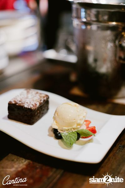 ภาพบรรยากาศงาน New Year's Eve ที่ Cantina Italian Kitchen — photo 104