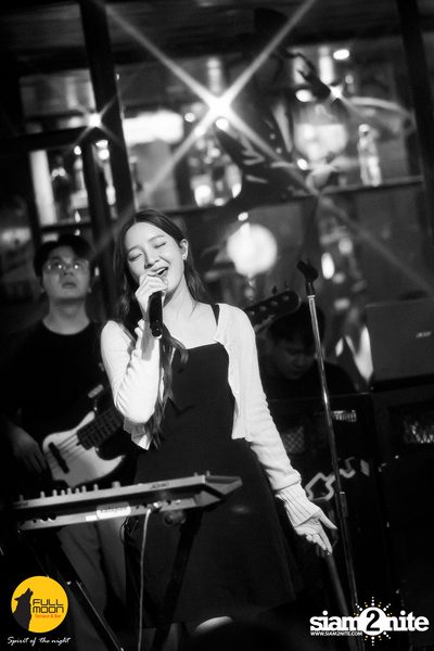 Ink Waruntorn concert at Fullmoon Terrace & Bar — photo 93