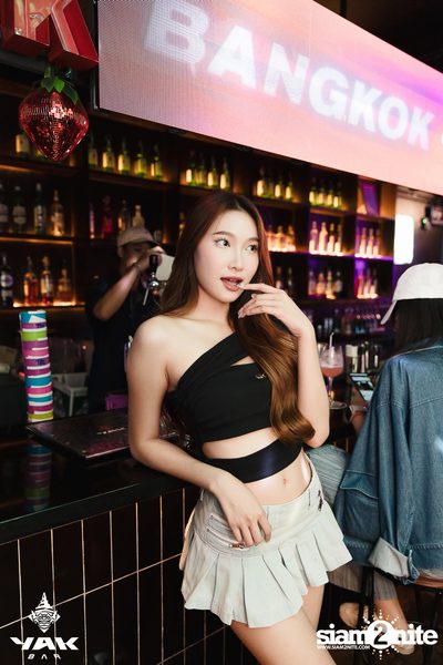 Saturday Night at Yak Bar — photo 6