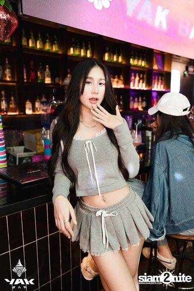 Saturday Night at Yak Bar — photo 10