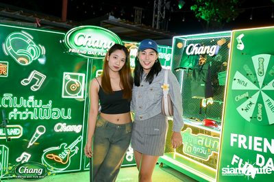 ภาพบรรยากาศงาน Chang Friend Day Fun Day presents Big Ass Live Concert ที่ Let's Bar & Bistro — photo 102