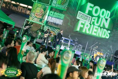 ภาพบรรยากาศงาน Chang Food Fun Friends presents Oat Pramote Concert ที่ The Street — photo 13