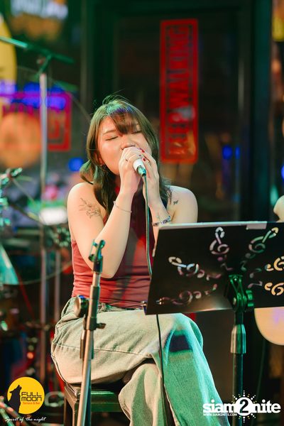 Joey Phuwasit mini-concert at Fullmoon Terrace & Bar — photo 15
