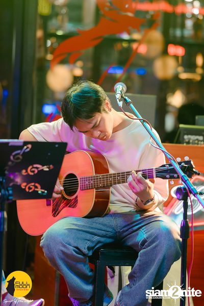 Joey Phuwasit mini-concert at Fullmoon Terrace & Bar — photo 16
