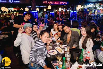 Joey Phuwasit mini-concert at Fullmoon Terrace & Bar — photo 58