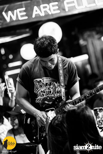 Joey Phuwasit mini-concert at Fullmoon Terrace & Bar — photo 87