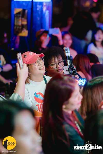 Joey Phuwasit mini-concert at Fullmoon Terrace & Bar — photo 88