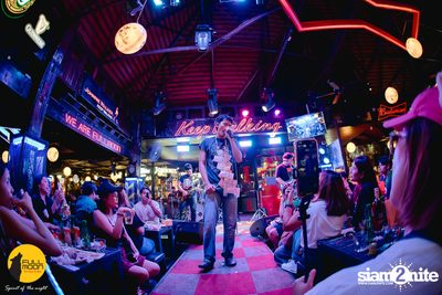 Joey Phuwasit mini-concert at Fullmoon Terrace & Bar — photo 94