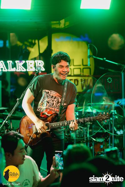 Joey Phuwasit mini-concert at Fullmoon Terrace & Bar — photo 107
