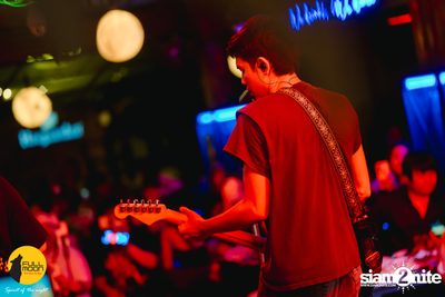 Joey Phuwasit mini-concert at Fullmoon Terrace & Bar — photo 117