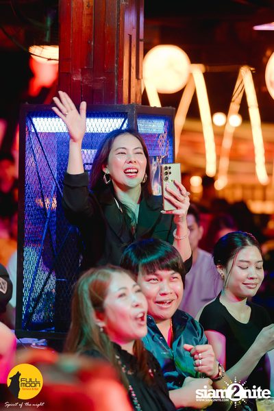 Joey Phuwasit mini-concert at Fullmoon Terrace & Bar — photo 141
