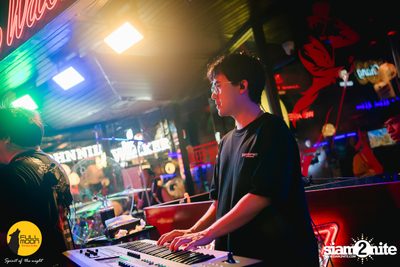 Joey Phuwasit mini-concert at Fullmoon Terrace & Bar — photo 143