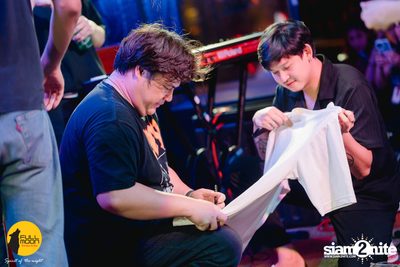 Joey Phuwasit mini-concert at Fullmoon Terrace & Bar — photo 159